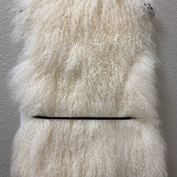 UGG Abbey Mongolian Shearling Vest - Picture 4 of 6